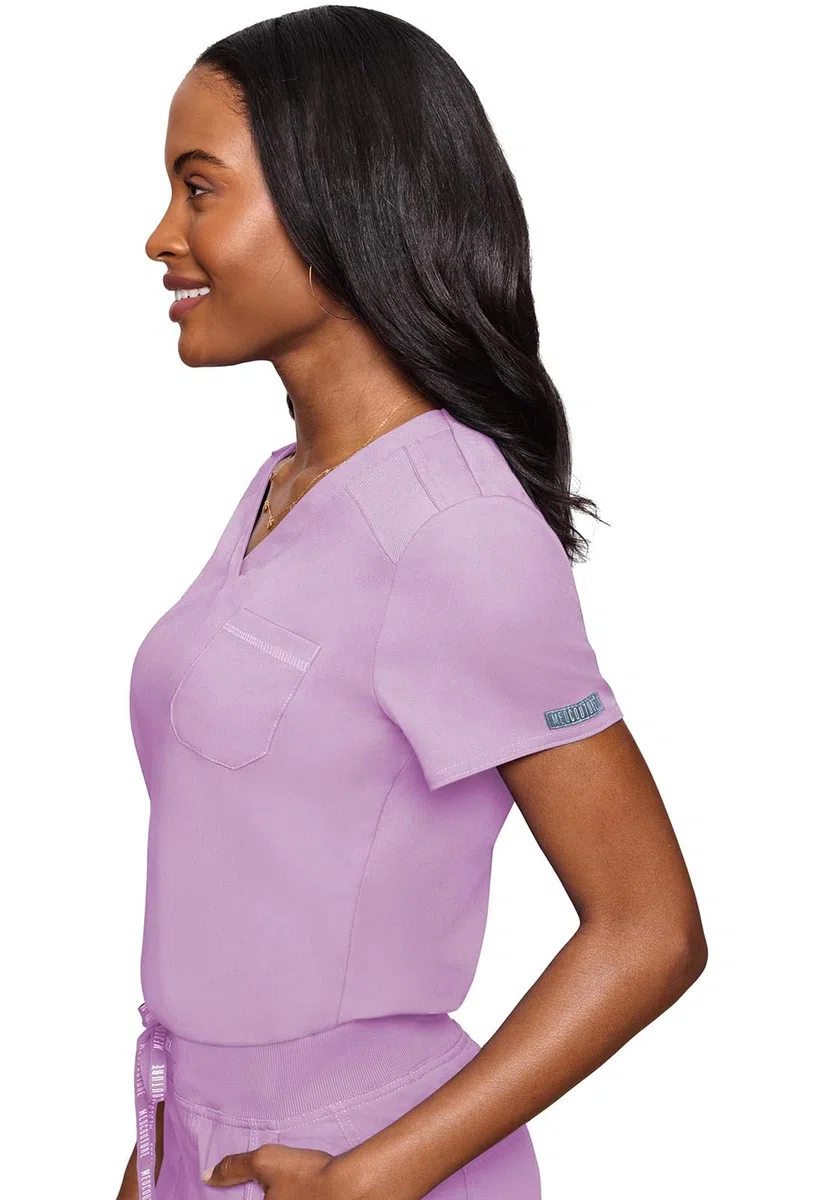 Med Couture Conjunto de uniforme médico para mujer con cuello en V MC7448 y pantalones elásticos en 2 direcciones 7710, lila, camiseta XL / pantalón XL