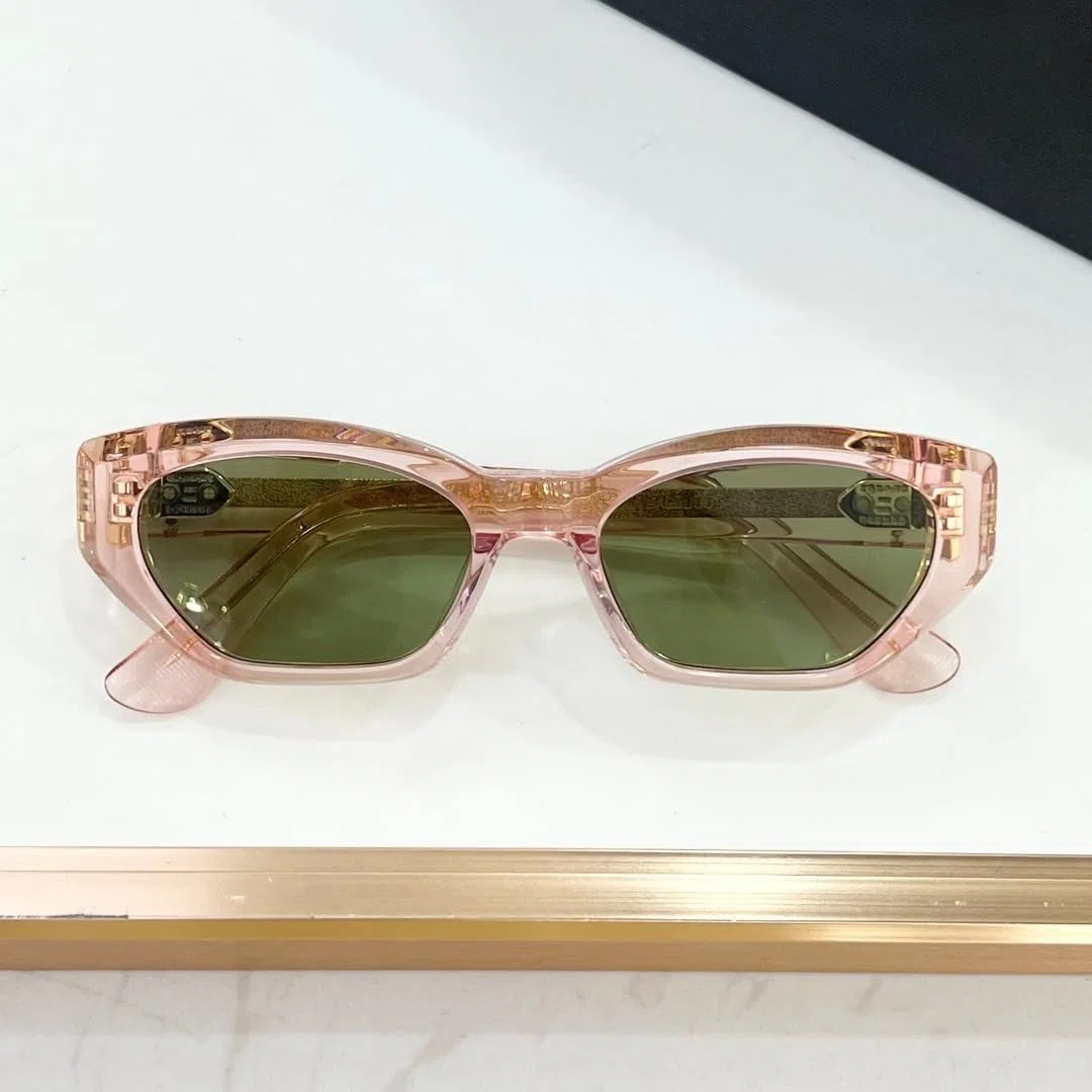 Gafas de sol con montura gruesa de acetato y protección UV400.