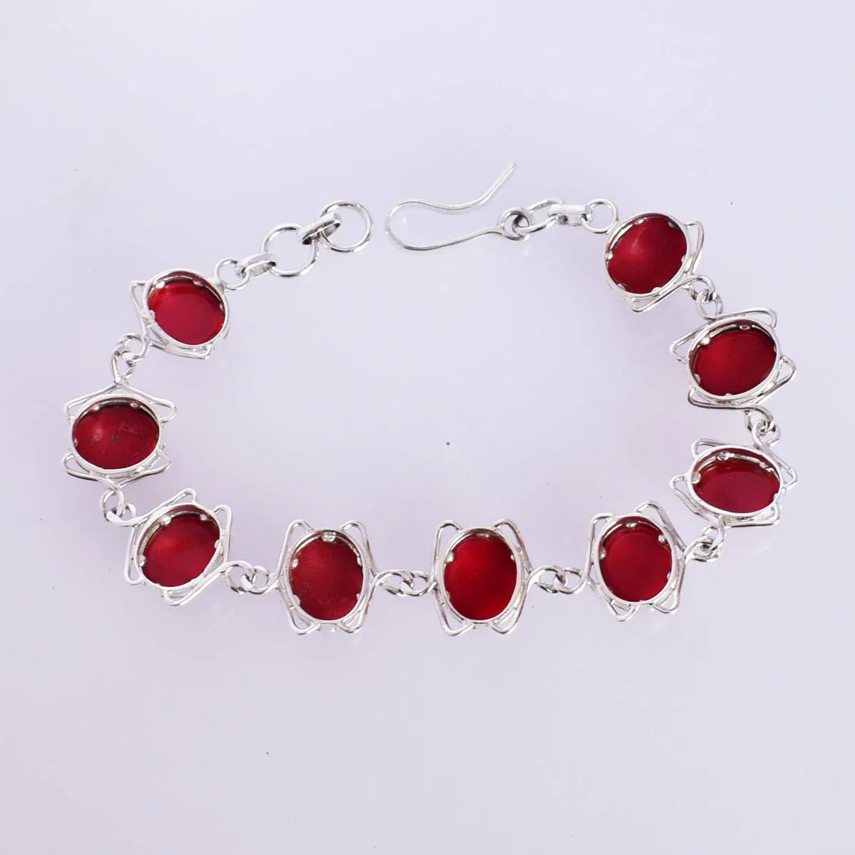 Pulsera de plata de ley 925 con piedra roja chapada en rodio blanco, ovalada de 8 x 10 mm, cierre de bisel de cabujón de piedras preciosas rojas, joyería para mujer