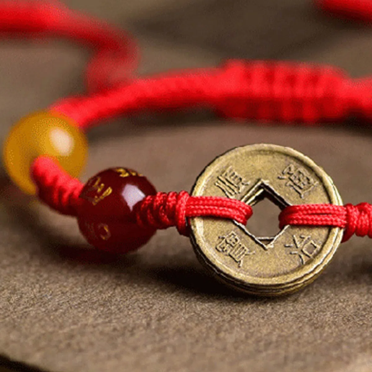 Pulsera de Hilo Rojo Amuleto Feng Shui Cinco Monedas Antiguas Encantos Dios de la Riqueza Cristal Rojo Talismán Budista Hecho a Mano de la Suerte para la Fortuna