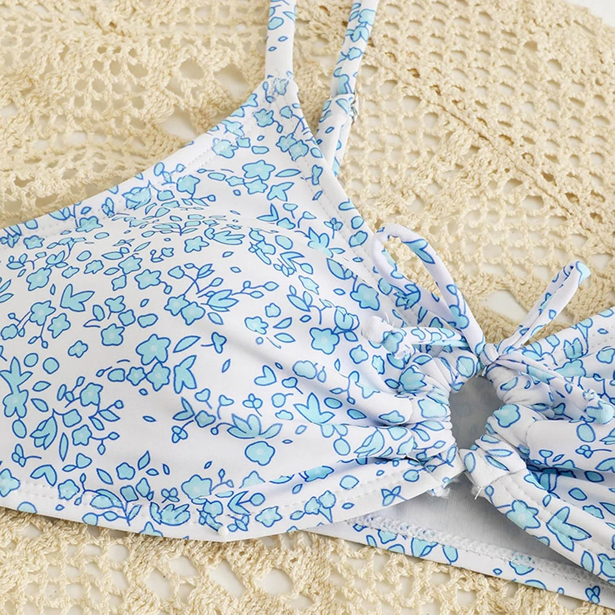 Traje de baño triángulo para niña con falda. Bonito traje de baño de tres piezas para niñas en verano con estampado cruzado, estampado de colores y estampado floral