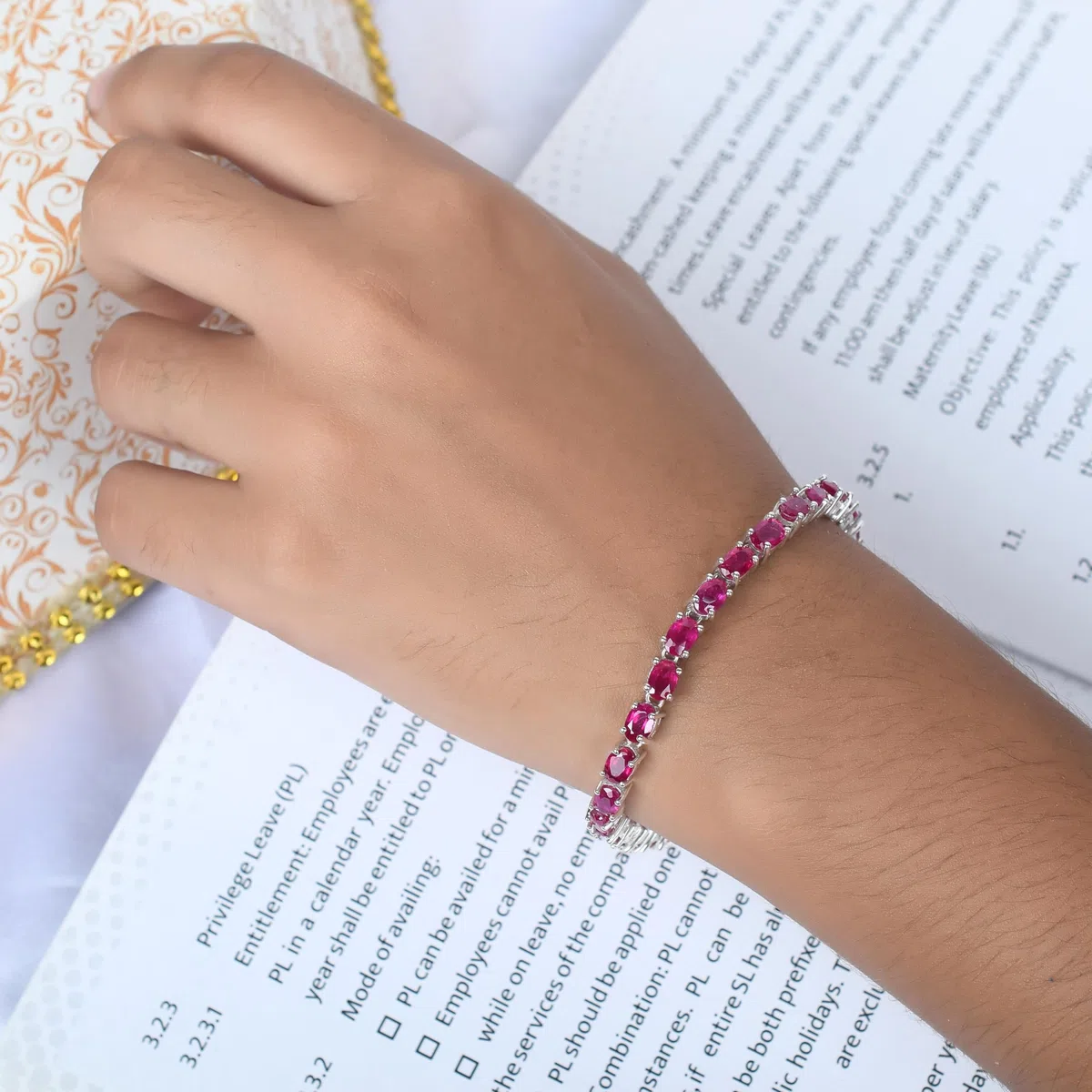 Pulsera de tenis de rubí, piedra natal de julio, 6 x 4 mm, piedras preciosas rojas facetadas ovaladas en blanco chapado en rodio blanco, pulsera clásica con cierre de caja para