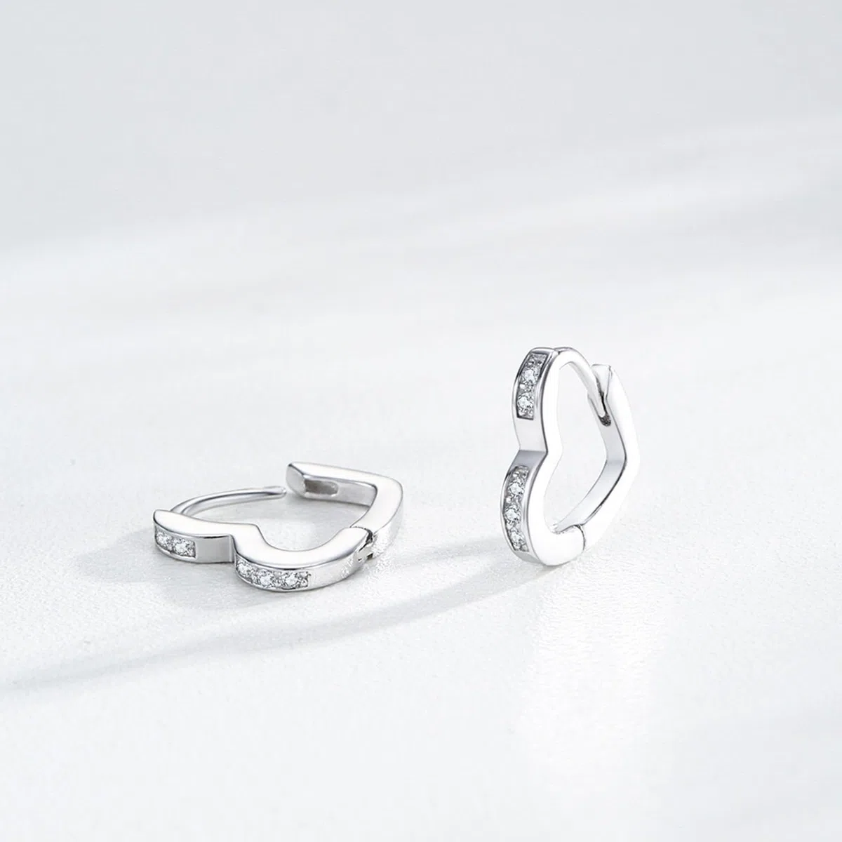 Pendientes elegantes de oro blanco de 18 quilates para mujer, moissanita blanca, aretes de aro pequeños de oro real de 18 quilates para mujer, forma de corazón