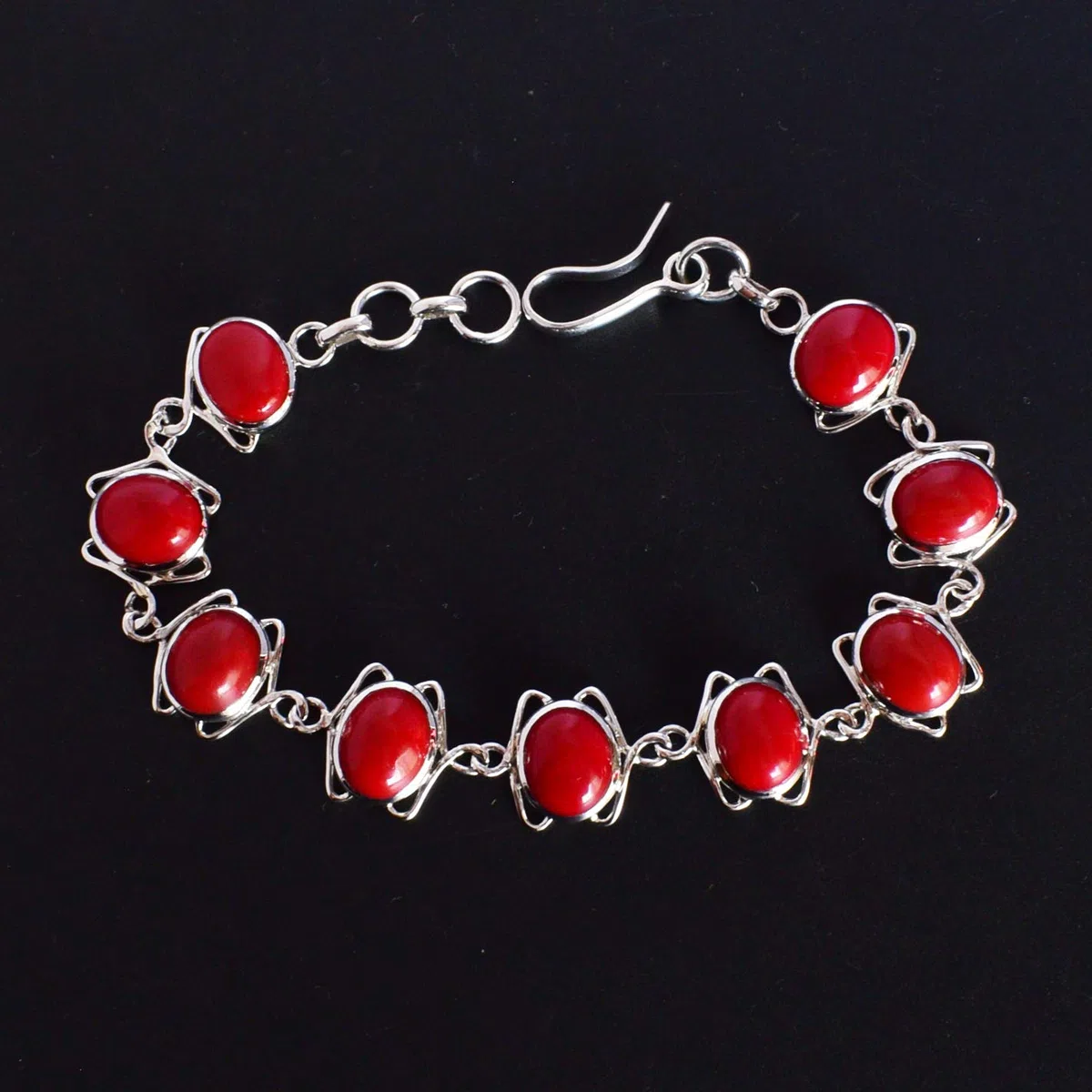 Pulsera de plata de ley 925 con piedra roja chapada en rodio blanco, ovalada de 8 x 10 mm, cierre de bisel de cabujón de piedras preciosas rojas, joyería para mujer