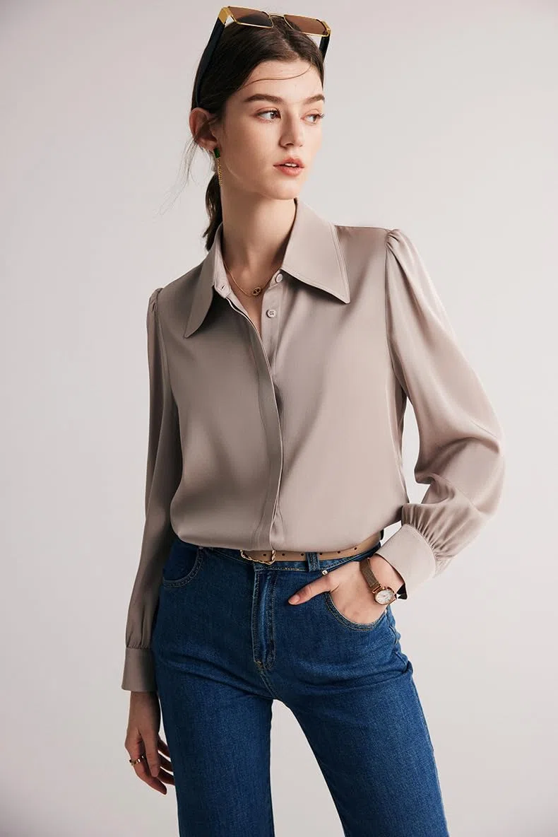 Camisa de Seda Color Crema con Botones para Mujer